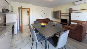 Un apartamento moderno con cocina, comedor y sala de estar.