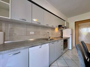 Køleskab, mikrobølgeovn, ovn, kogeplade