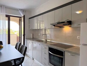 Køleskab, mikrobølgeovn, ovn, kogeplade