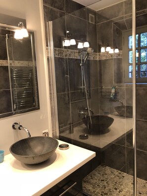 Shower, hair dryer, towels, soap - Modern Provencal Villa -  (Ramatuelle)
