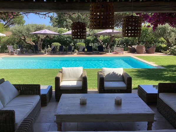 Piscine chauffée, chaises longues