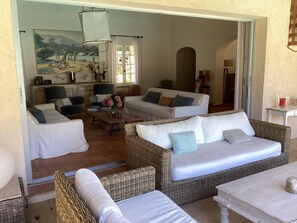 Télévision LCD, cheminée, lecteur de DVD, table de tennis de table