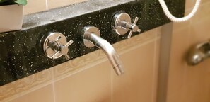 Regadera, secadora de cabello, toallas, papel de baño 