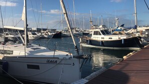 Een jachthaven met verschillende boten afgemeerd.