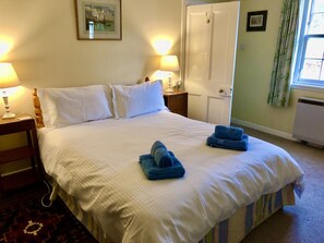 4 bedrooms, iron/ironing board, travel crib, free WiFi - Strathan House, Attadale Holiday Cottages, Strathcarron, Ross-shire (Strathcarron, Wester Ross)