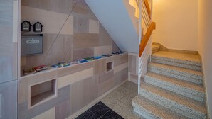 A modern staircase with a wooden handrail and a check-out machine on the wall. - Agi Gloria Rooms 202 Hostel for rent in Roses Girona. (Roses)