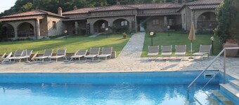 Arcidosso Gite-utleie bestående av 5 steinbungalower.