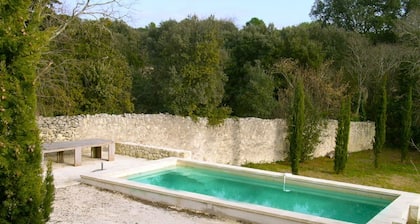 Casa de campo contemporánea renovada, piscina privada, lujosa, 8 personas.