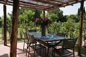 Outdoor dining - Child friendly resort with pool and games, B4 (montaione)