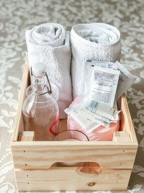 Douche, sèche-cheveux, serviettes fournies, savon