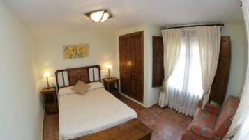 4 bedrooms, iron/ironing board, Internet, bed sheets