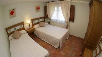4 bedrooms, iron/ironing board, internet, bed sheets