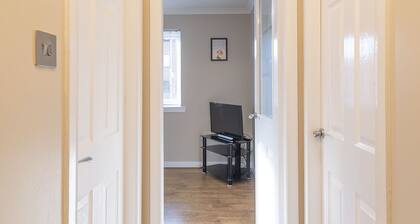 The Cluthar: Ground Floor West End /City Centre / Rockvilla Flat & Parking