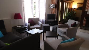 TV, fireplace