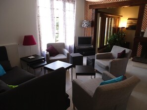 Télévision, cheminée