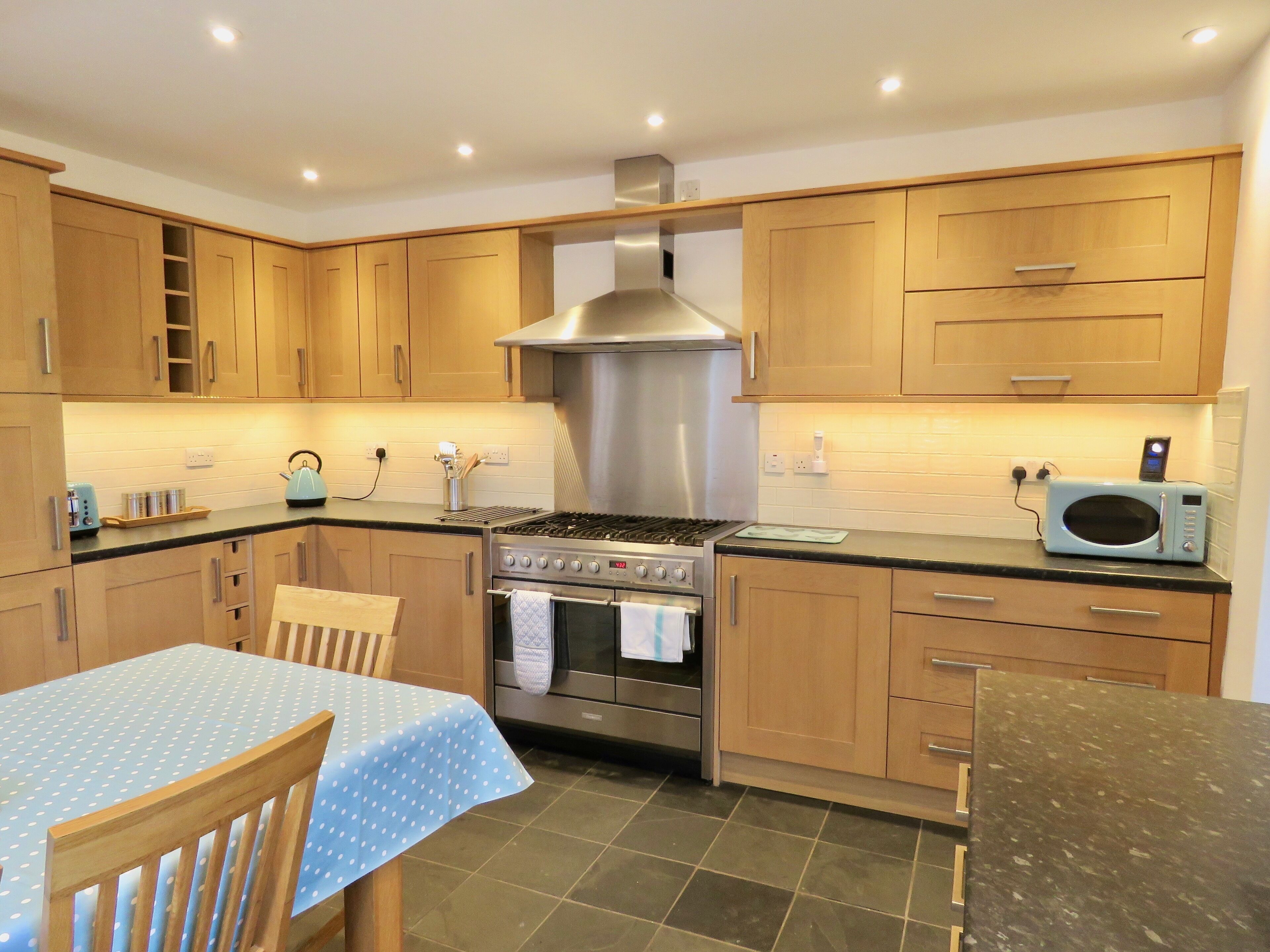 Kylskåp, mikrovågsugn, ugn och spishäll