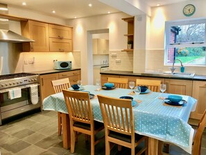 Fridge, microwave, oven, stovetop - Luxury 3-bed Edwardian Town House in the Cotswolds - VERIFIED KEY WORKERS ONLY (Stroud)