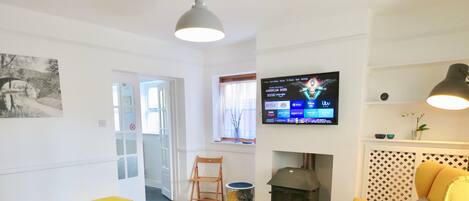 Smart TV, fireplace