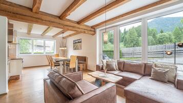 Een flatscreentelevisie, een tafeltennistafel en boeken