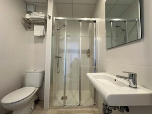 Bathtub, towels - Agi Gloria Rooms 402 Hostel for rent in Roses Girona. (Roses)