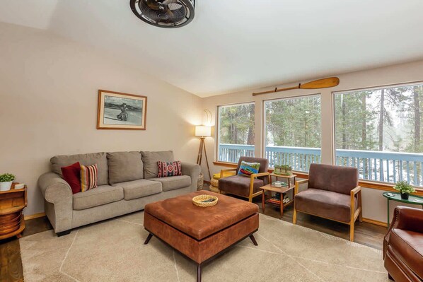 Una televisión, un reproductor de DVD, libros, una oficina