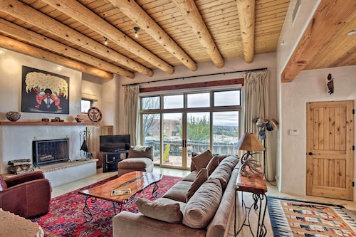 Adobe-Style Home w/ Views < 5 Mi to Santa Fe Plaza