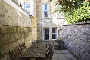 Outdoor dining - Quiet, City Garden Apt. Pets Allowed (PL) (Bath)