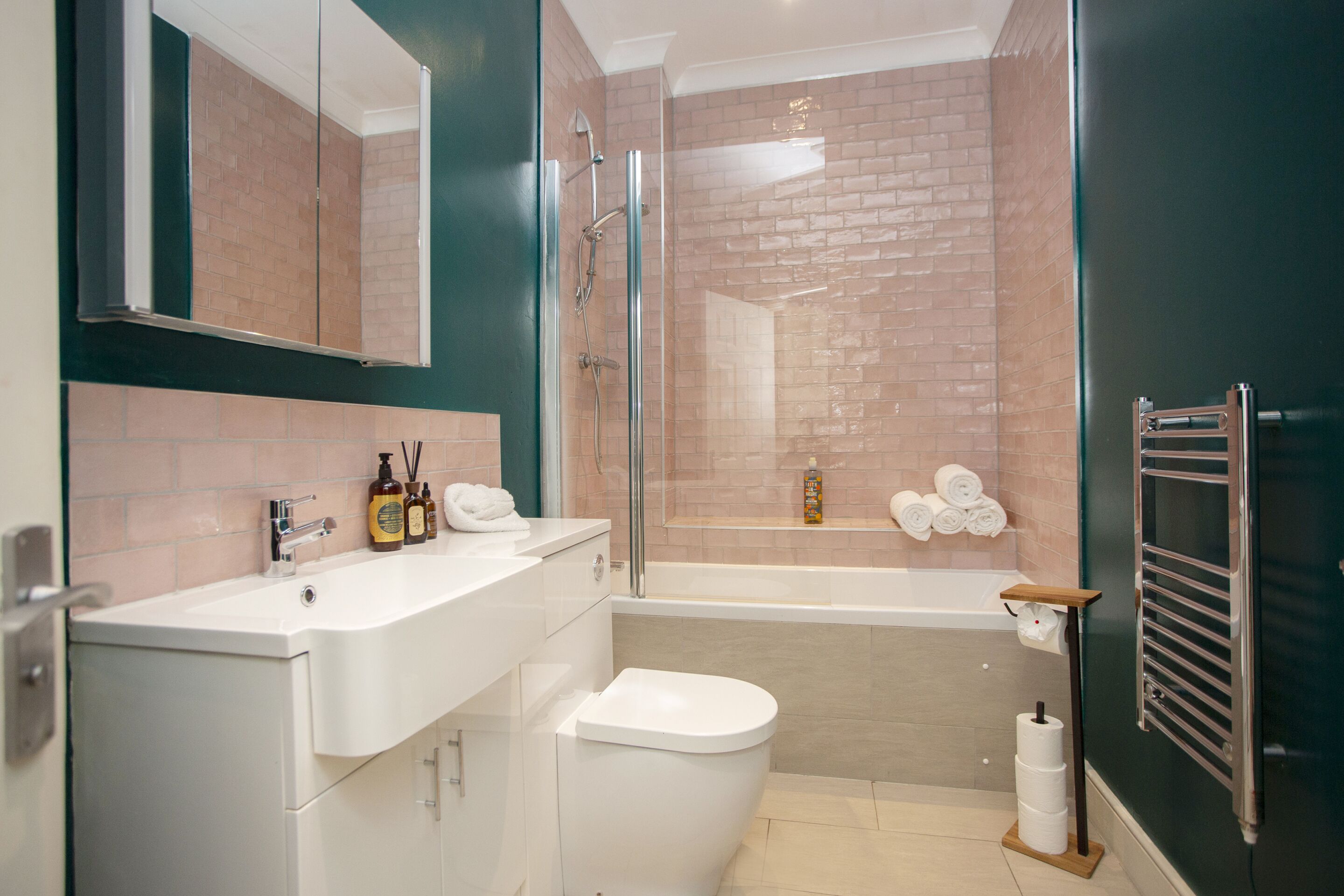 Combined shower/bathtub, hair dryer, towels