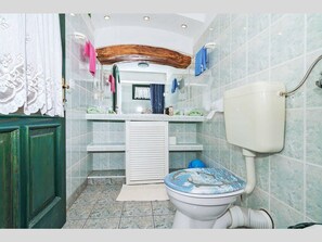 Combined shower/tub, towels, soap, toilet paper