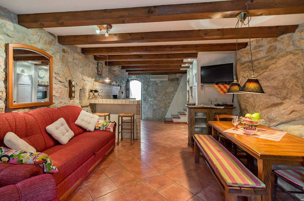 Flat-screen TV, fireplace