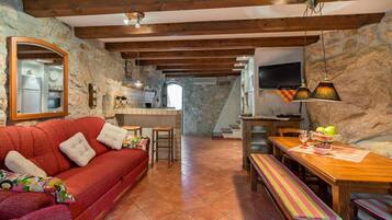 Flat-screen TV, fireplace