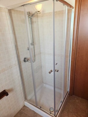 Dusche, Haartrockner, Bidet, Handtücher