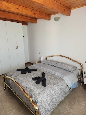 2 bedrooms, iron/ironing board, bed sheets