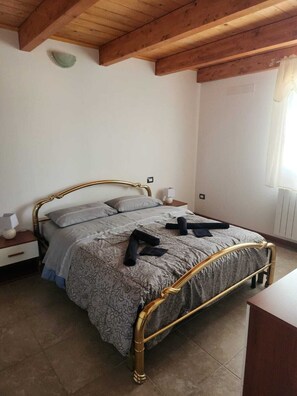2 Schlafzimmer, Bügeleisen/Bügelbrett, Bettwäsche