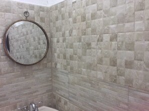 Towels, soap, toilet paper - Beautiful furnished apartment with all modern amenities (Kingston)