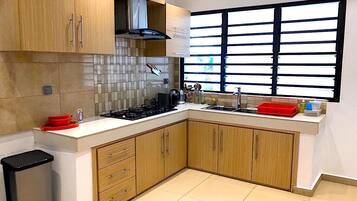 Geladeira, micro-ondas, fogão, lava-louças