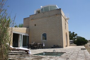 Outdoor dining - stone tower house (Ragusa)