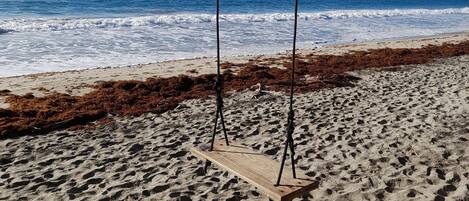 Beach nearby, sun loungers, beach towels