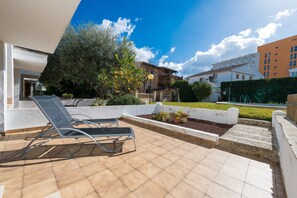Terrace/patio - ES MALLORQUI - Apartment with shared pool in Port d'Alcúdia. Free WIFI. (Alcúdia)