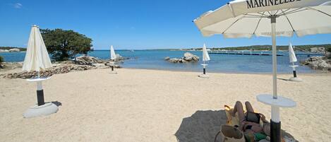 Una spiaggia nelle vicinanze