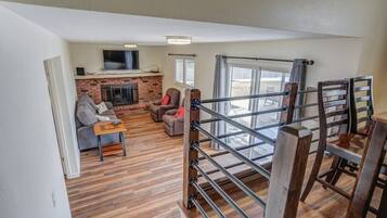 电视、壁炉、办公室