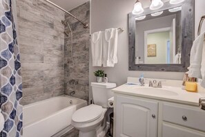Bañera, artículos de higiene personal gratuitos y secador de pelo