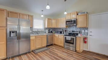 雪櫃、微波爐、焗爐、爐具