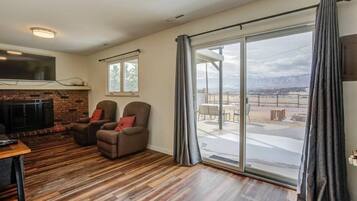 Een televisie, een open haard en een kantoor