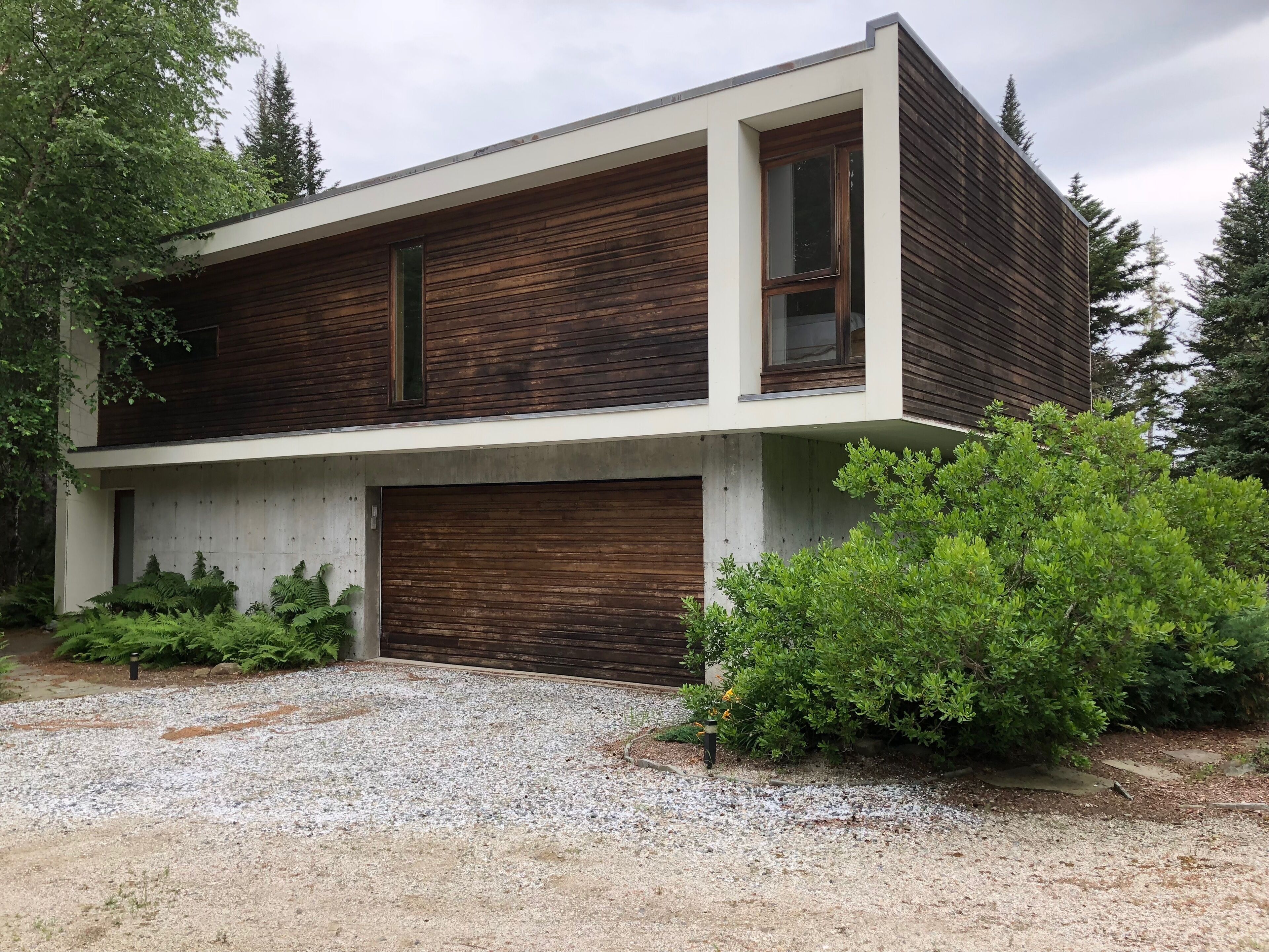 Secluded and private contemporary 2 bedroom/1 bath bay side home