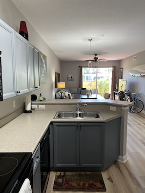 Frigorifero, microonde, forno, piano cottura