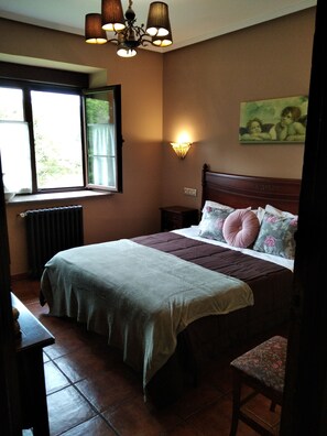 4 bedrooms, in-room safe, iron/ironing board, WiFi - Rural house (full rental) The Award School for 11 people (Regueras (Las))