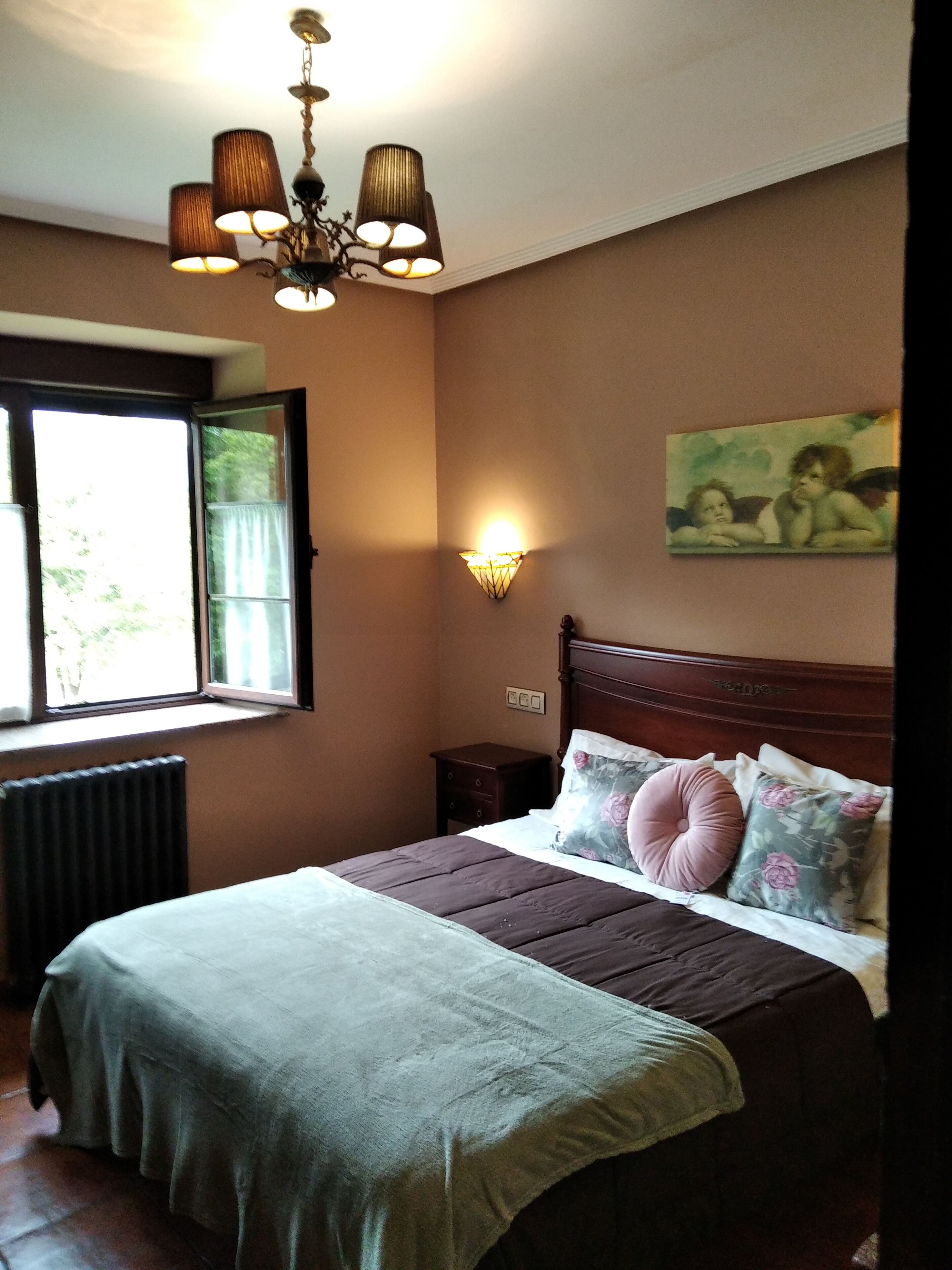 4 chambres, coffres-forts dans les chambres, fer et planche à repasser