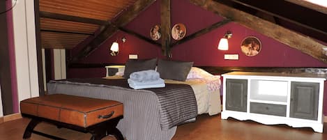 4 bedrooms, in-room safe, iron/ironing board, WiFi