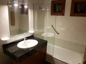 Bathtub, bidet, towels, toilet paper